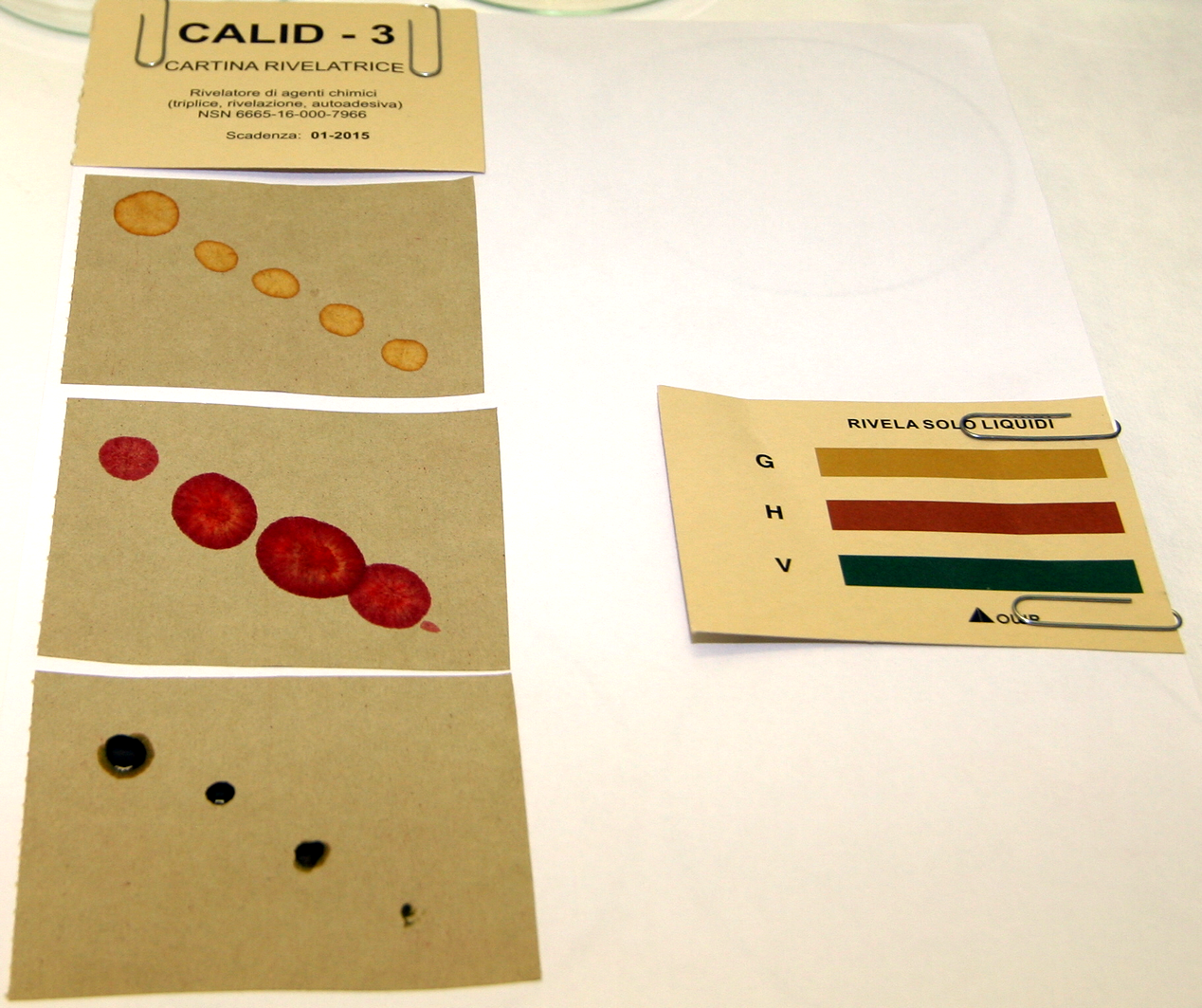 化学剤検出紙の色変化