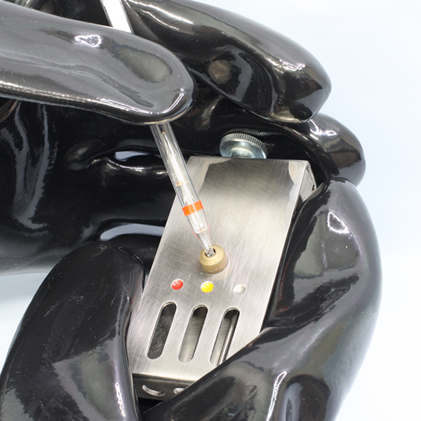 検知管は、検知管オープナーで両端の折ることで空気が通過できるようになります。