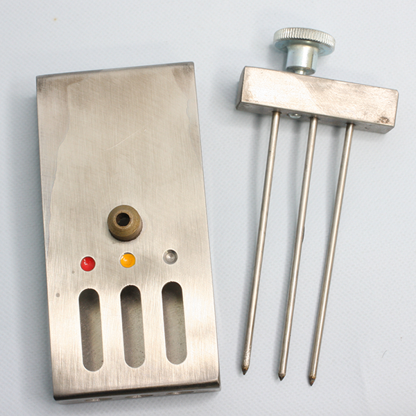 検知管オープナーには３つの串がついています。検知管内の液体の化学薬品はアンプルの中に入っており、串をつかってアンプルを破壊します。複数の検知管を使う場合アンプルに化学薬品がつくため薬品の混合が起きることがあります。検知管オープナーは定期的に清掃してください