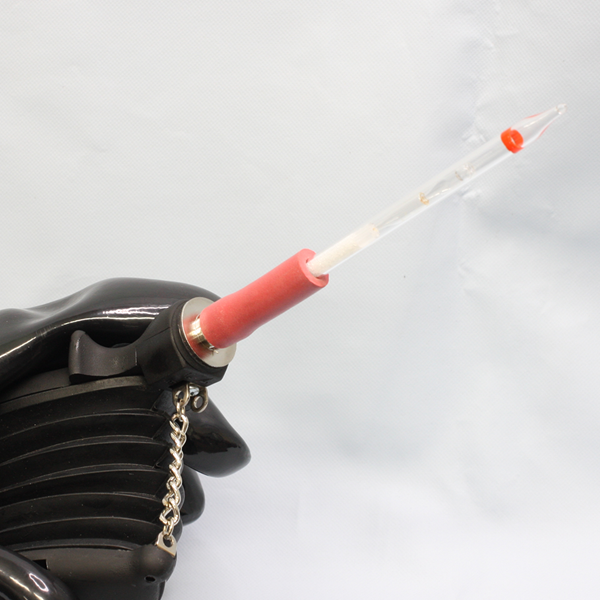 検知管をポンプに接続するときは識別ラベルとは逆側をポンプに差し込みます。